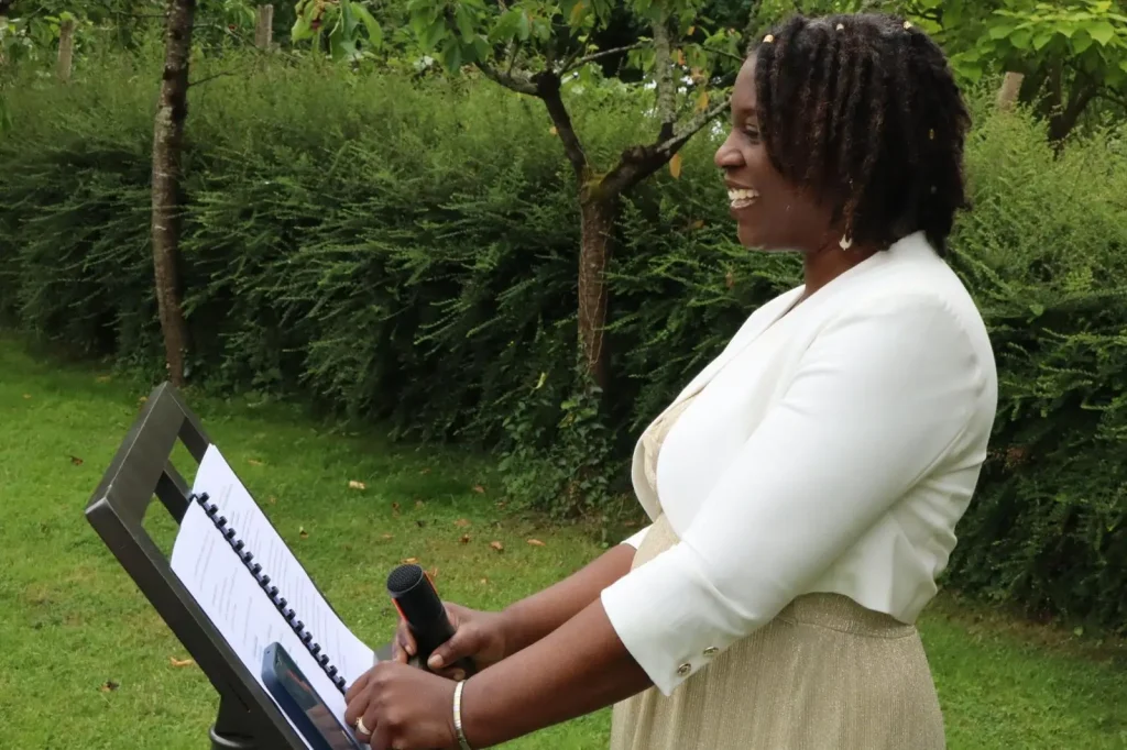 Marie-Judith officiant une cérémonie laïque de mariage en extérieur en Mayenne