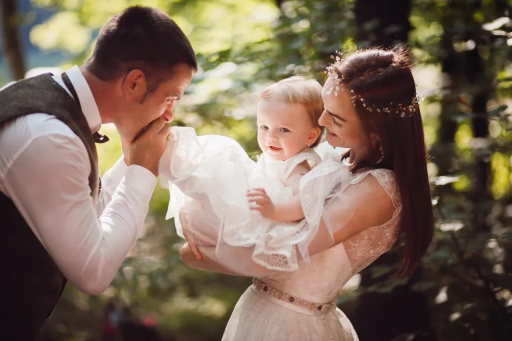 Cérémonie laïque en extérieur avec un couple et un enfant, moment familial et émotionnel